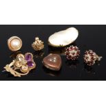 A mixed lot to include yellow metal mother-of-pearl set brooch, amethyst set flowerhead brooch,