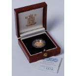 Great Britain, cased 2000 gold proof £10 coin, Elizabeth II above denomination, rev.