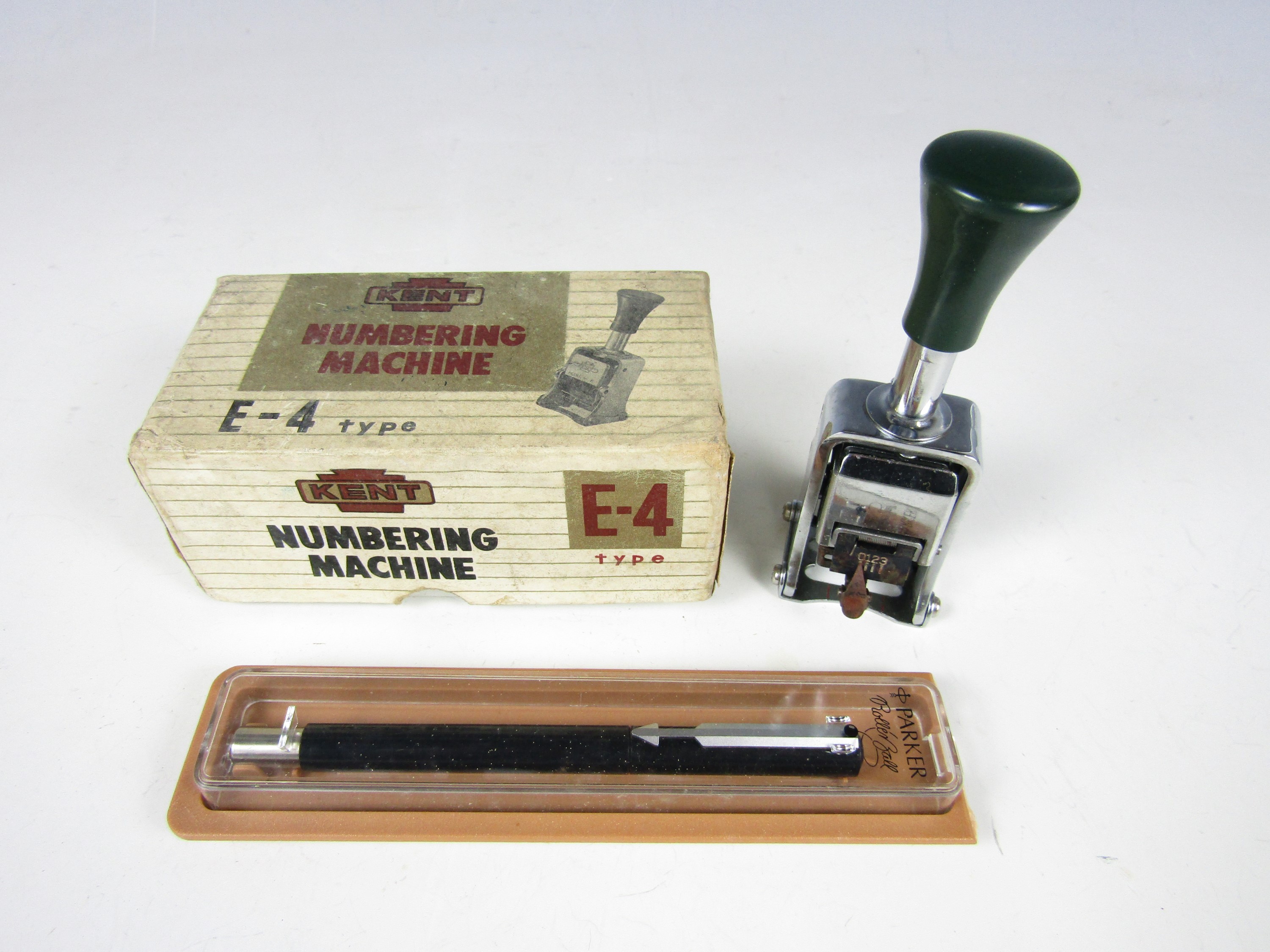 A boxed vintage Kent numbering stamp together with a boxed Parker roller ball pen