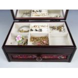 A vintage jewellery casket containing sundry costume jewellery, including an early 20th Century hand