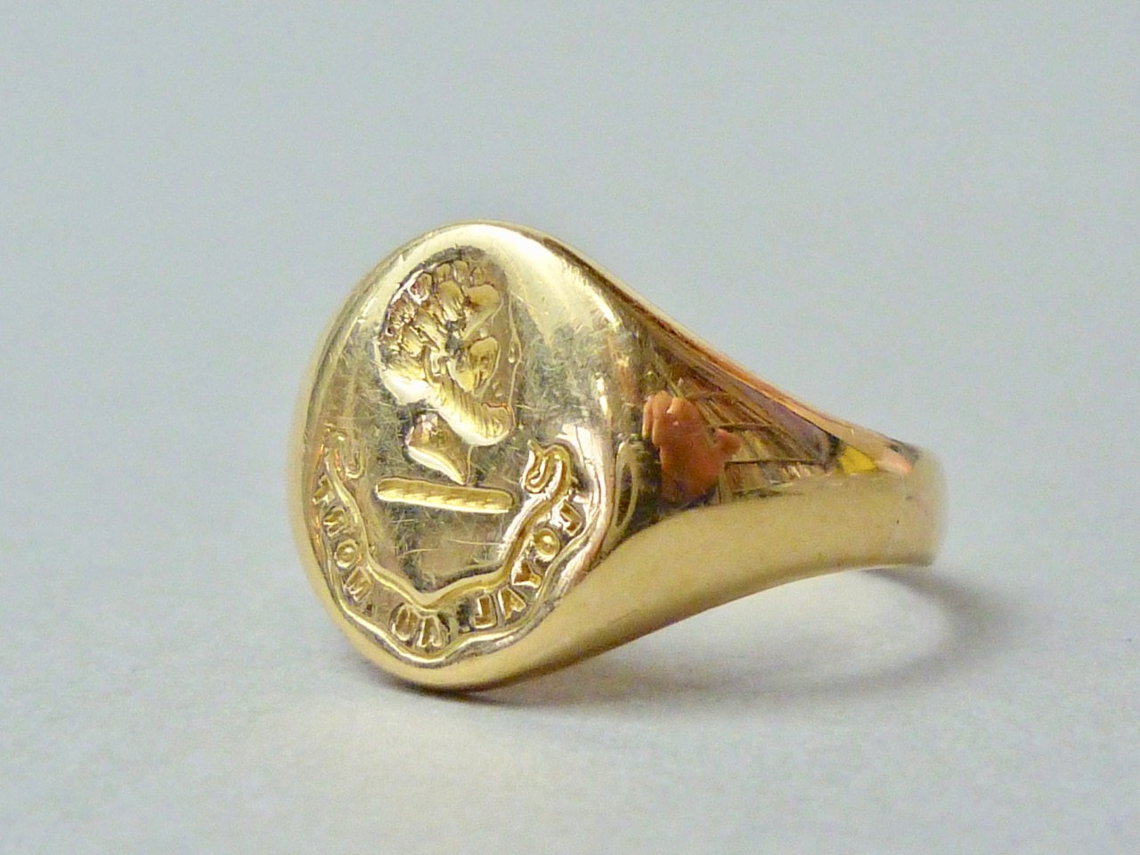A gentleman's 18ct gold signet ring, with intaglio armorial crest, 7.1g