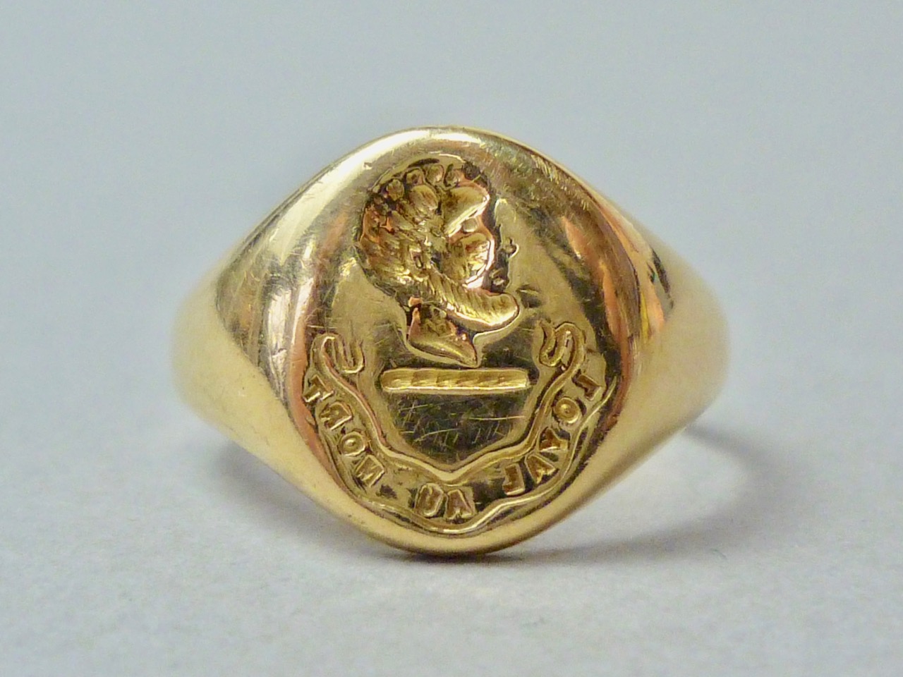 A gentleman's 18ct gold signet ring, with intaglio armorial crest, 7.1g - Image 2 of 2