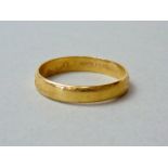 A 22ct gold wedding band, 5.7g