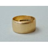 A 9ct gold wedding band, 5.6g