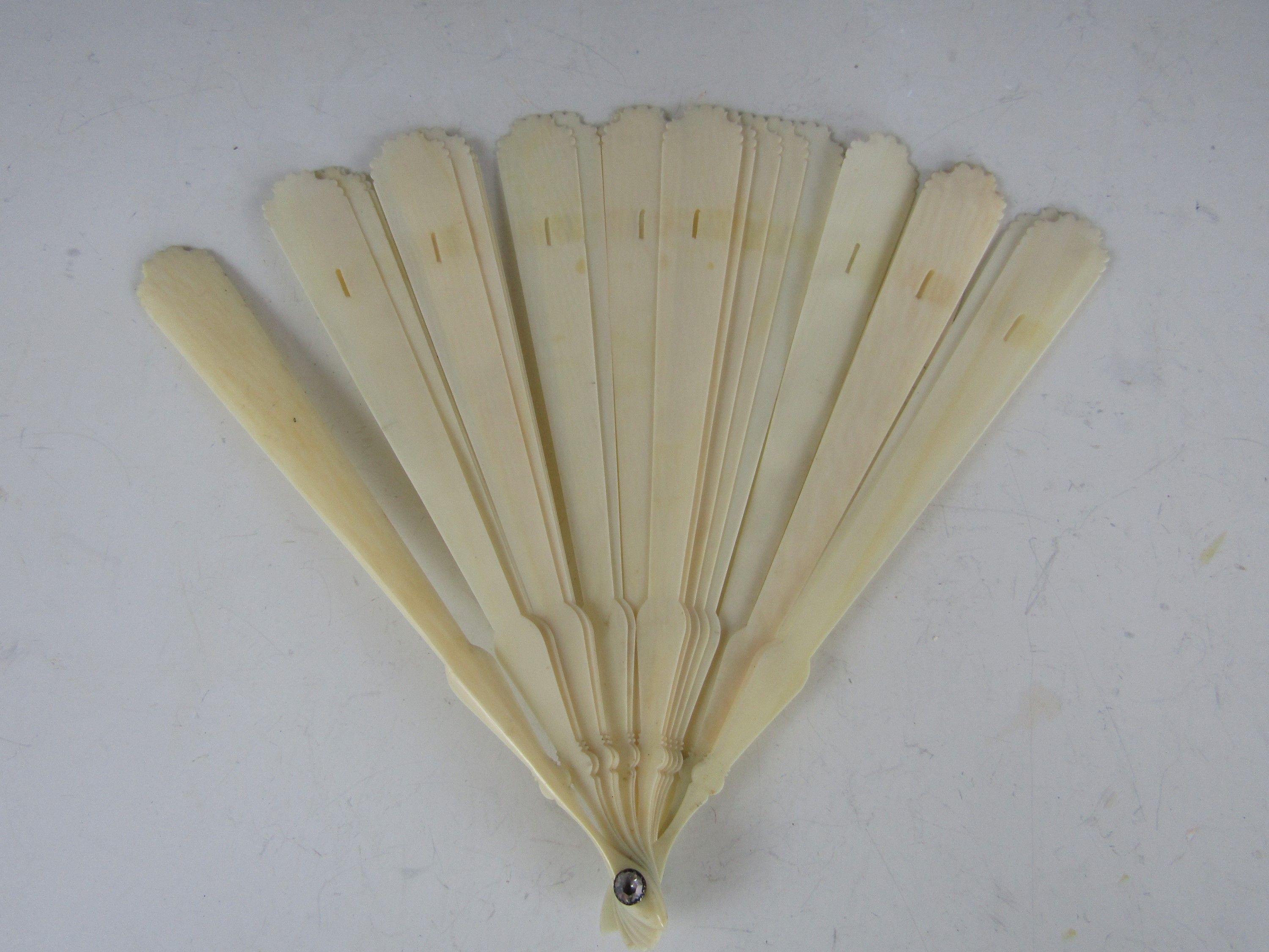 An 19th Century ivory brisé fan, the pivot pin faced with paste stones, 17 cm - Image 2 of 2