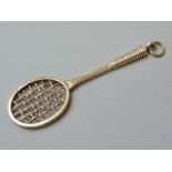 A 9ct gold novelty fob modelled as a tennis racket, 4.3g