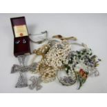 Vintage costume jewellery, including faux pearl necklaces, a cased set of faux aquamarine stud