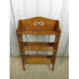 An Arts and Crafts style oak three tier bookcase, 60 x 92 x 18 cm