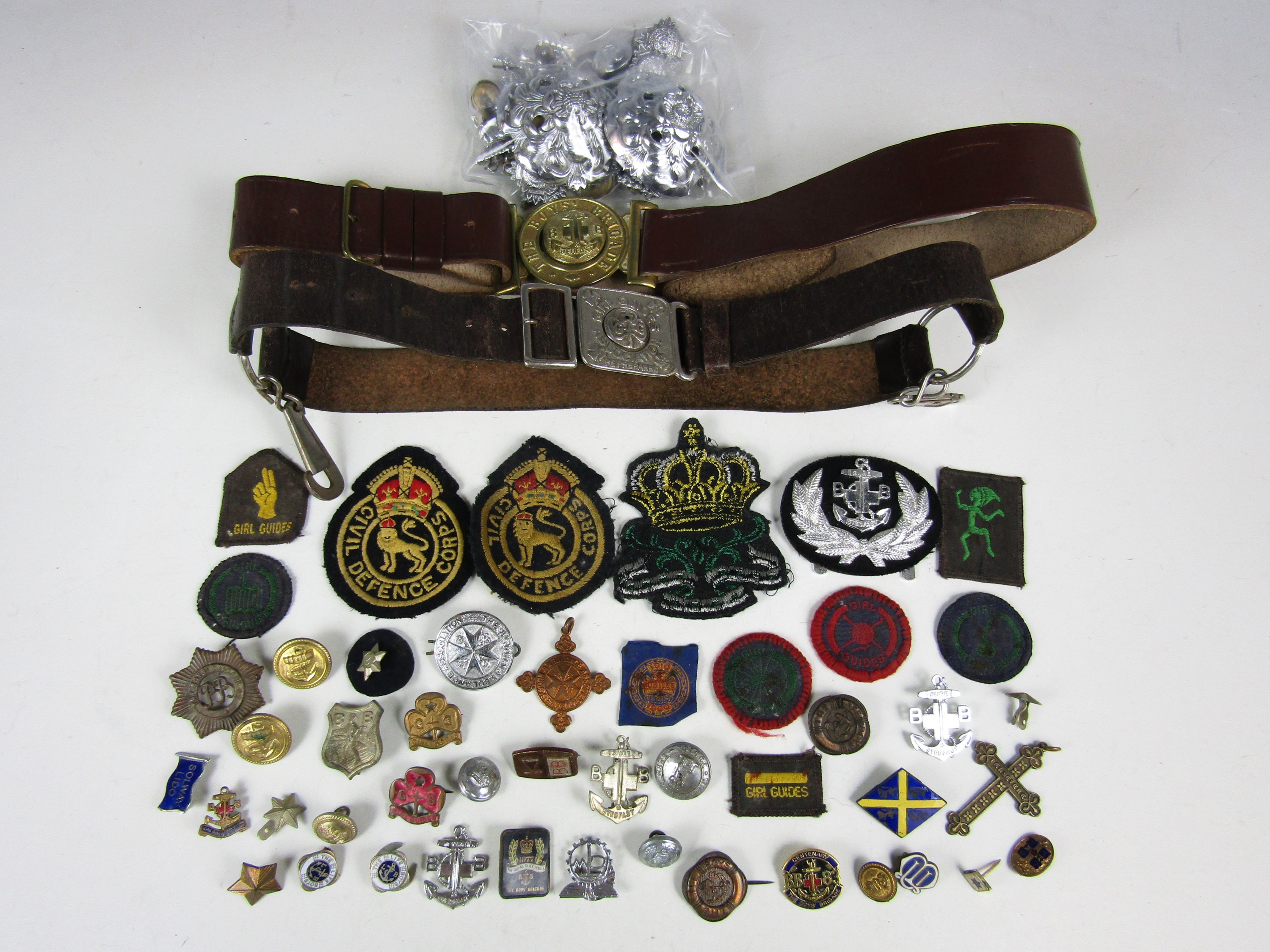 [Girl Guides / Boys Brigade] Vintage belts, together with sundry cloth and lapel badges etc.