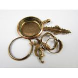 Sundry 9ct gold and yellow metal jewellery, including a Victorian bar brooch and gentleman's