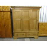 A contemporary Georgian-style pine triple wardrobe, 167 x 63 x 203 cm