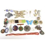 Sundry vintage costume jewellery, including a single strand coral necklace etc.