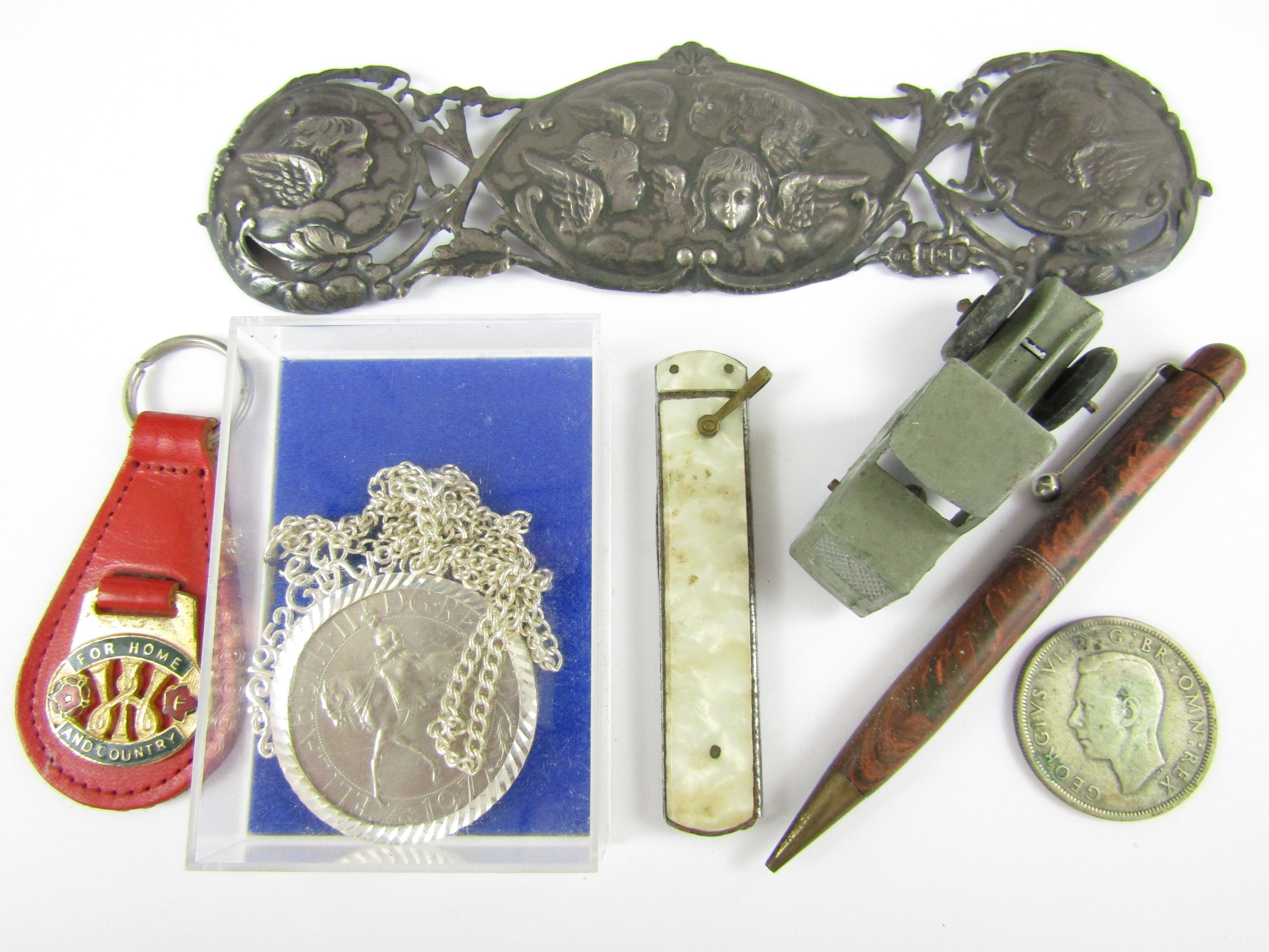 Sundry collectors' items including an Edwardian silver plaque, an Elizabeth II Silver Jubilee