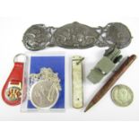 Sundry collectors' items including an Edwardian silver plaque, an Elizabeth II Silver Jubilee