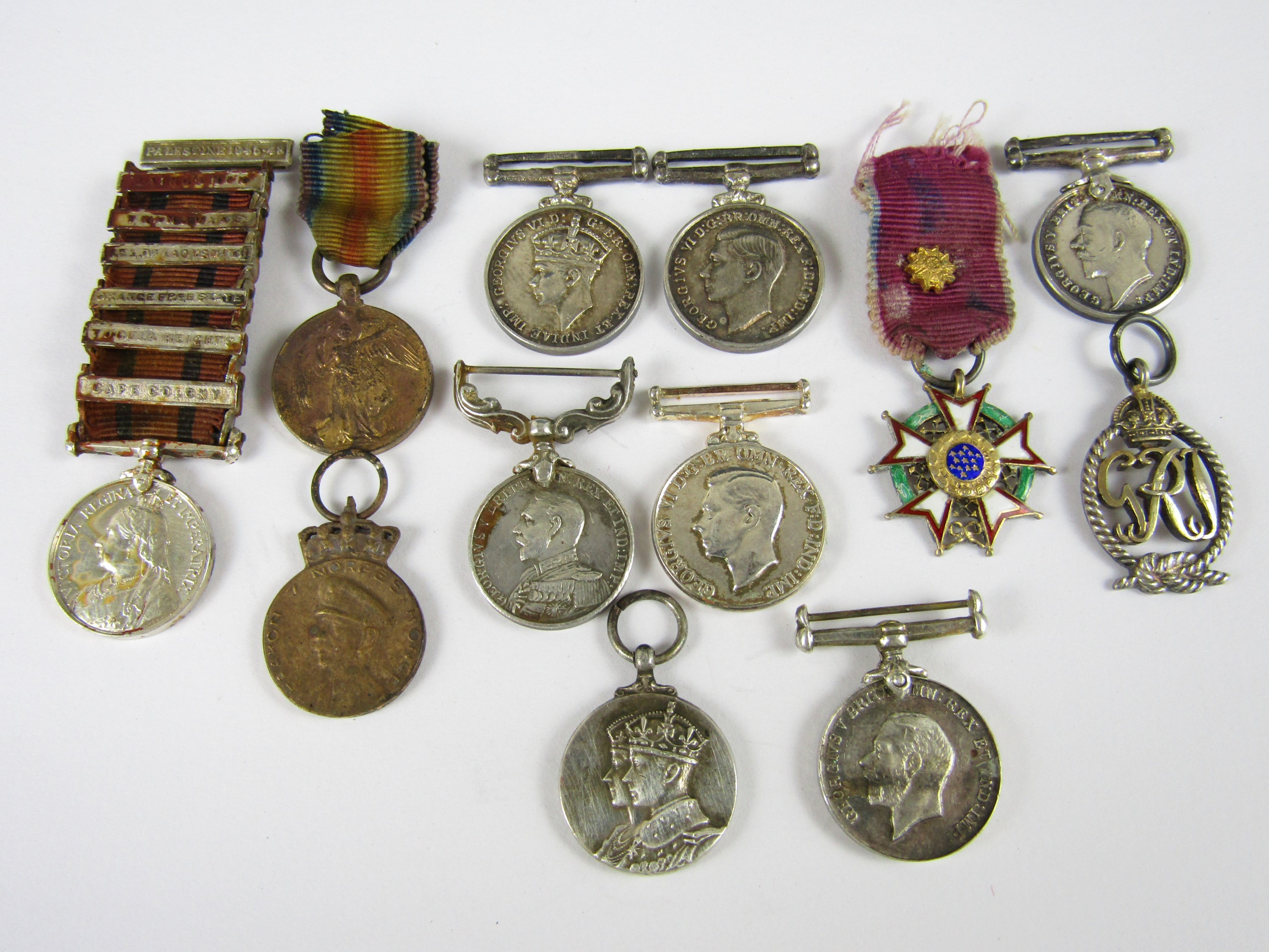 A quantity of medal miniatures