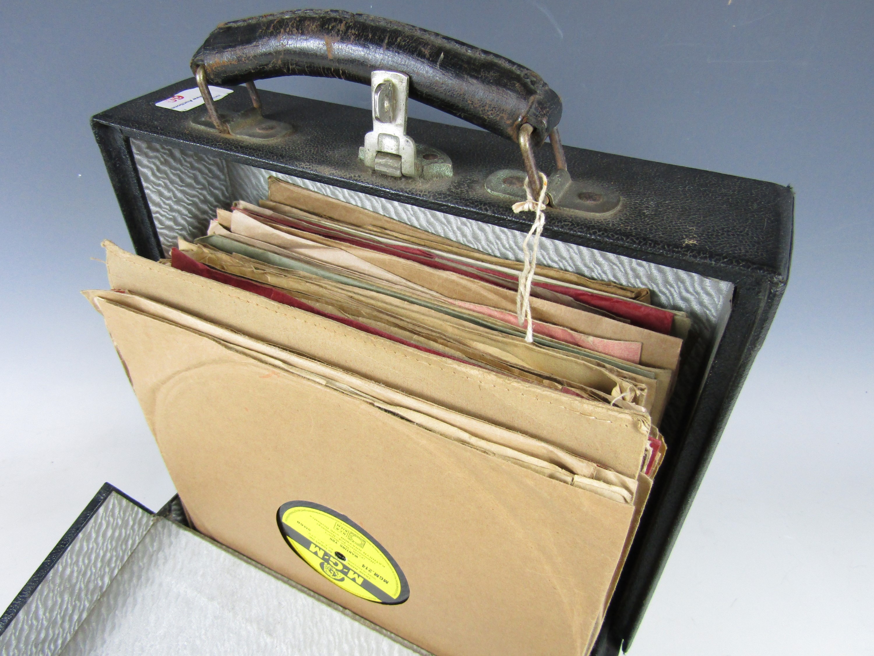 A cased quantity of gramophone records etc - Bild 2 aus 2