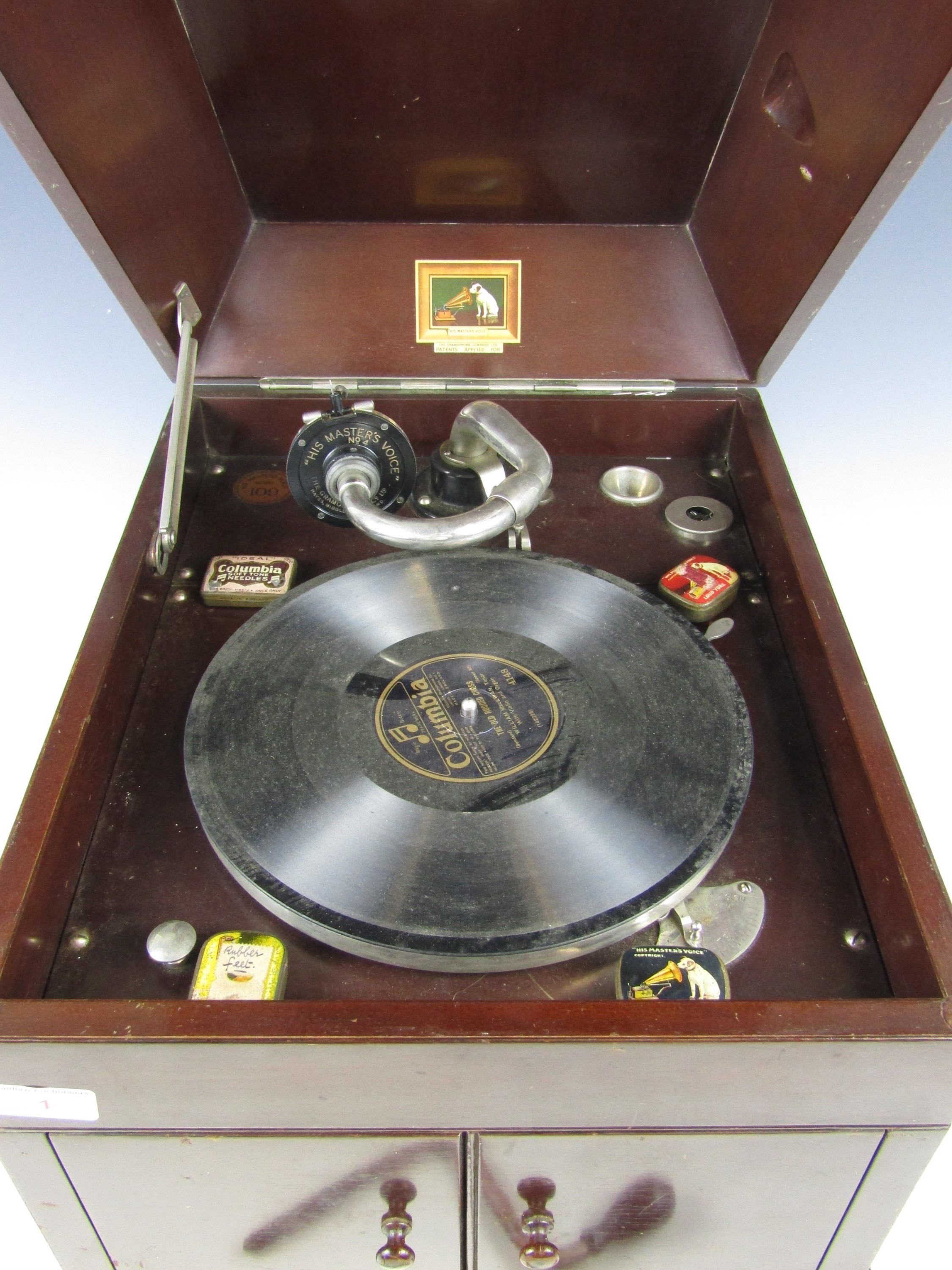 A vintage HMV gramophone - Bild 2 aus 3