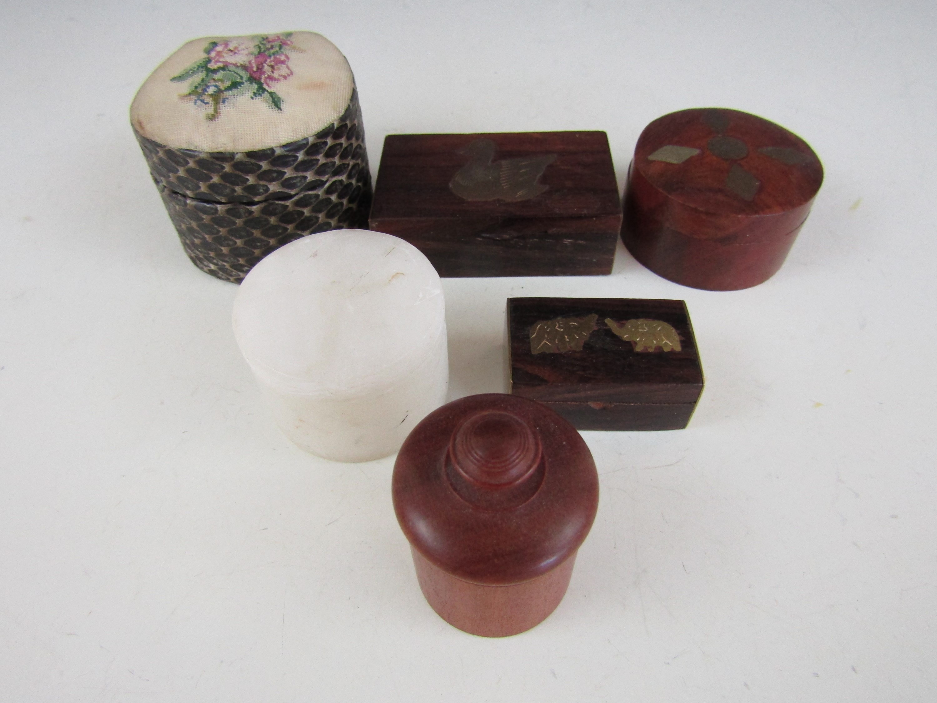 Vintage treen and other trinket boxes, including a 1940s needlework jewellery box etc (6)