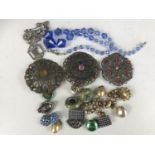 Sundry vintage costume jewellery, including clip on earrings and brooches