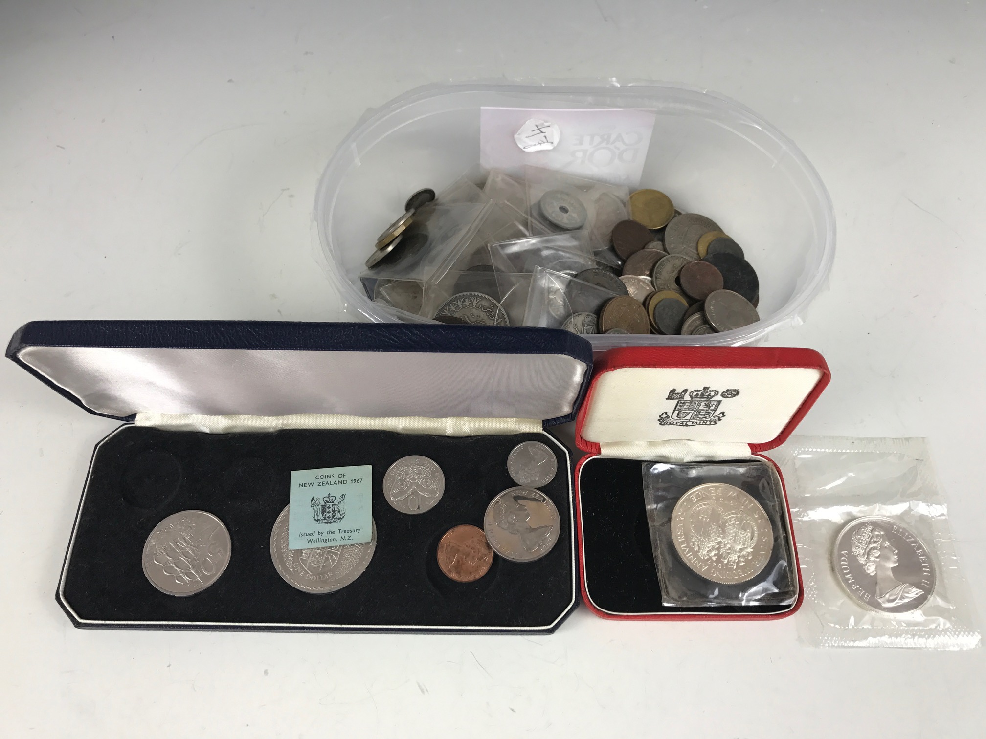 Sundry coins including a 1972 Bermuda commemorative silver 1 Dollar