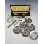 A quantity of electroplate including boxed fish servers, nut crackers, a toast rack and a set of six