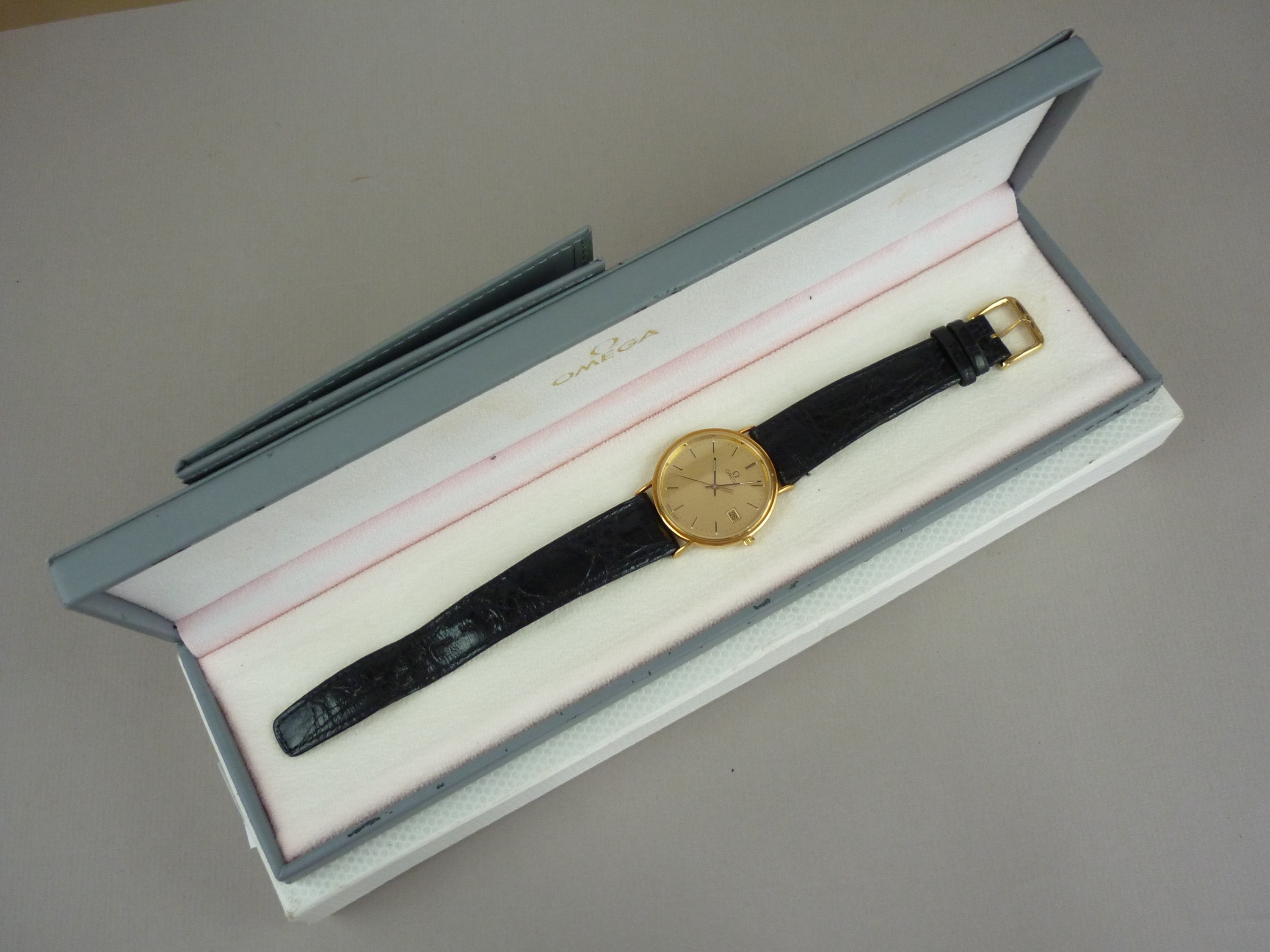 An Omega 18ct gold cased wristwatch, having quartz movement, circular face, brushed dial, baton - Image 3 of 4