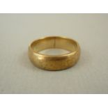 A vintage 9ct wedding band, 5.3g