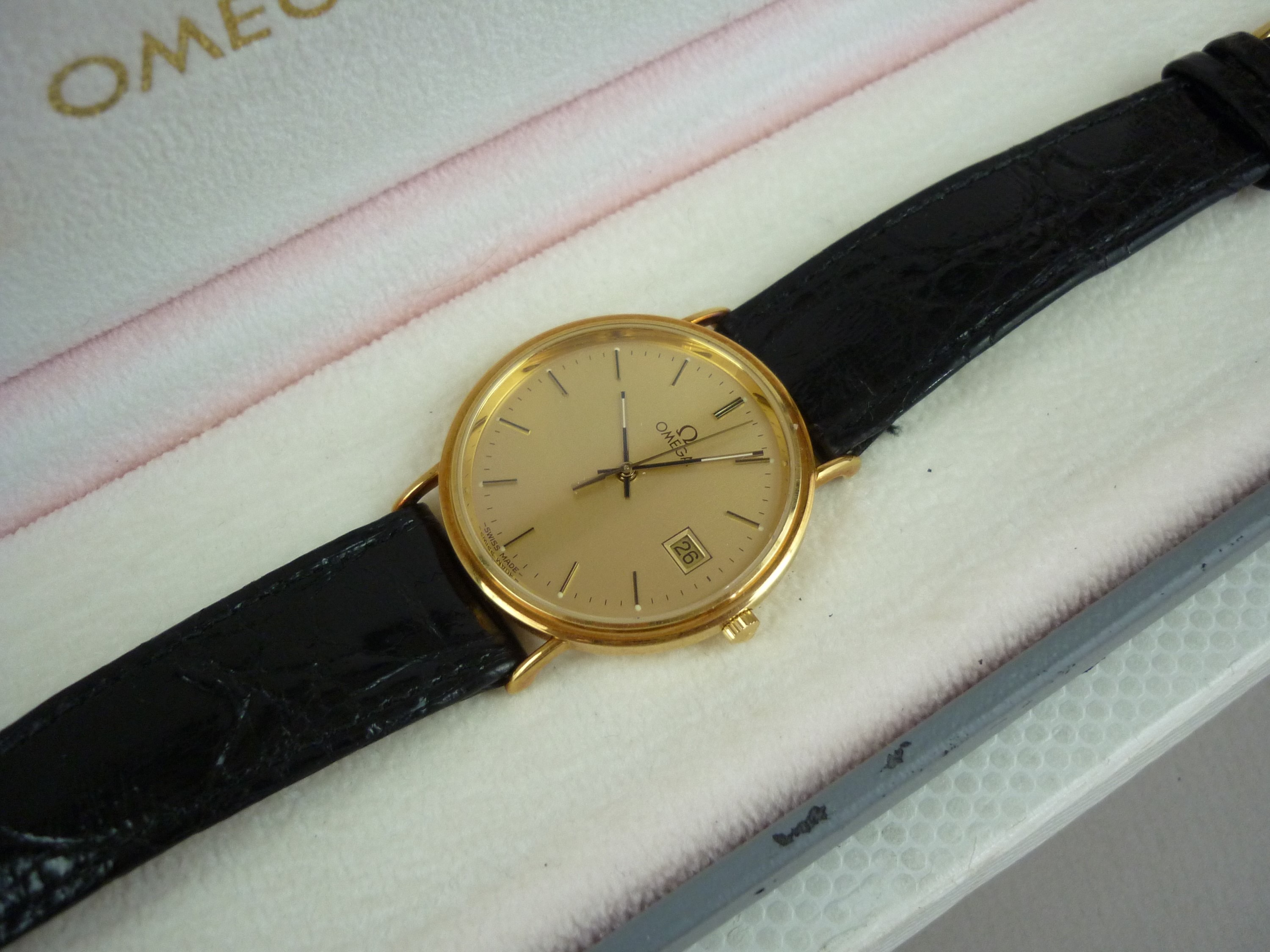 An Omega 18ct gold cased wristwatch, having quartz movement, circular face, brushed dial, baton - Image 2 of 4