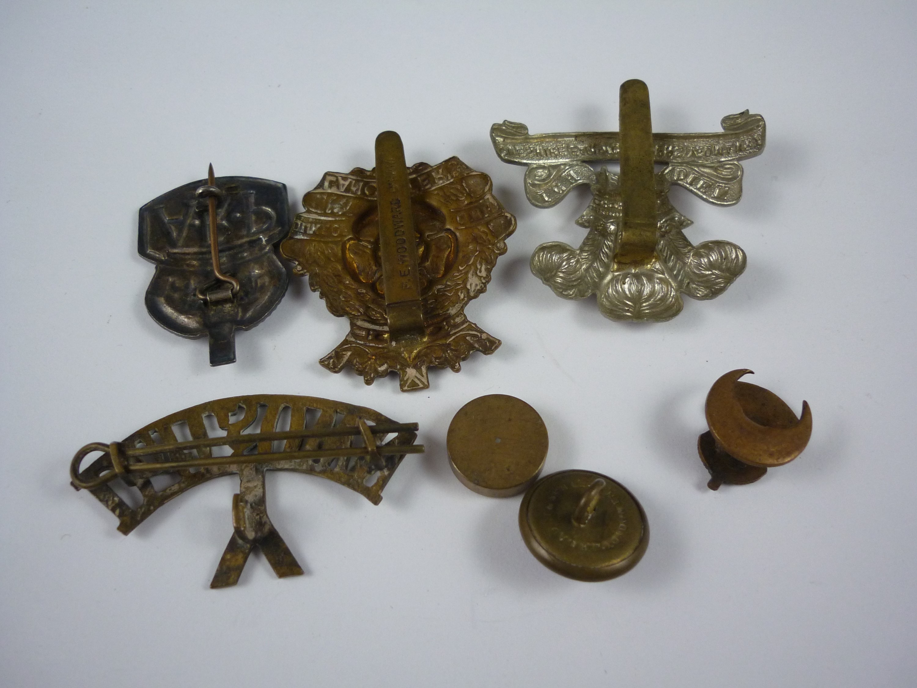 A small group of British Army insignia and an escape and evasion compass, including a Duke of - Image 2 of 2