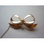A vintage 9ct gold fob watch suspender brooch in the form of a bow, 3.8g