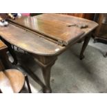 A Victorian oak wind out dining table 180 x 107 x 73 cm