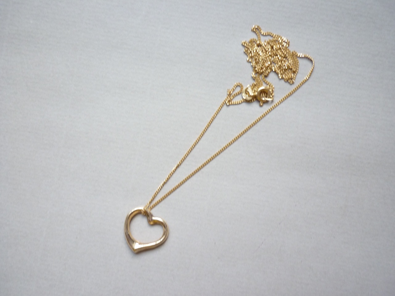 A yellow metal heart shaped pendant on chain, the latter stamped 750, 3.1g total - Image 2 of 2