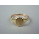 An early 20th Century 9ct gold signet ring, the face engraved with a monogram, 2.3g