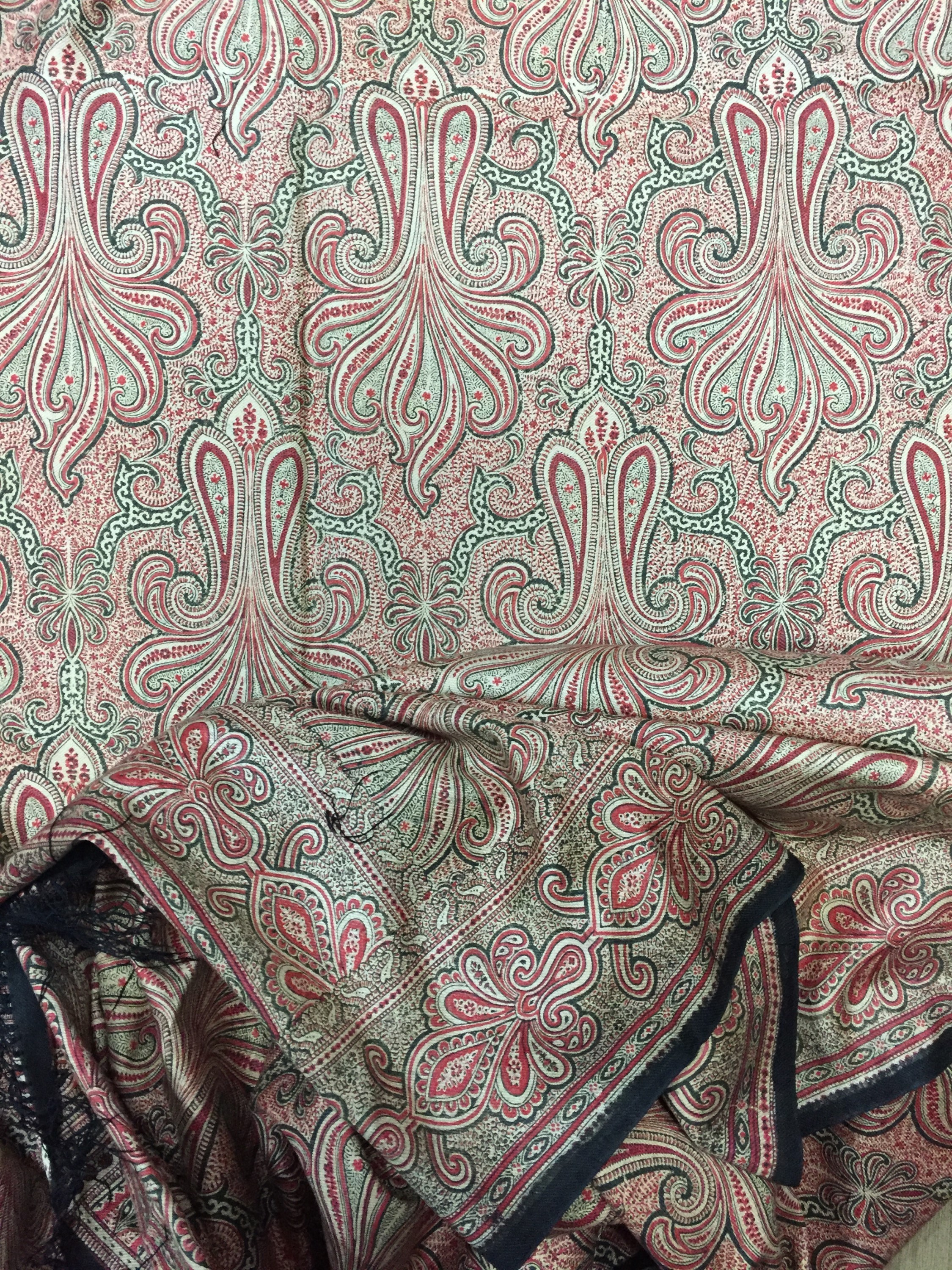 A late Victorian printed cotton paisley shawl, the pattern having flamboyant botehs suspended within - Image 2 of 2