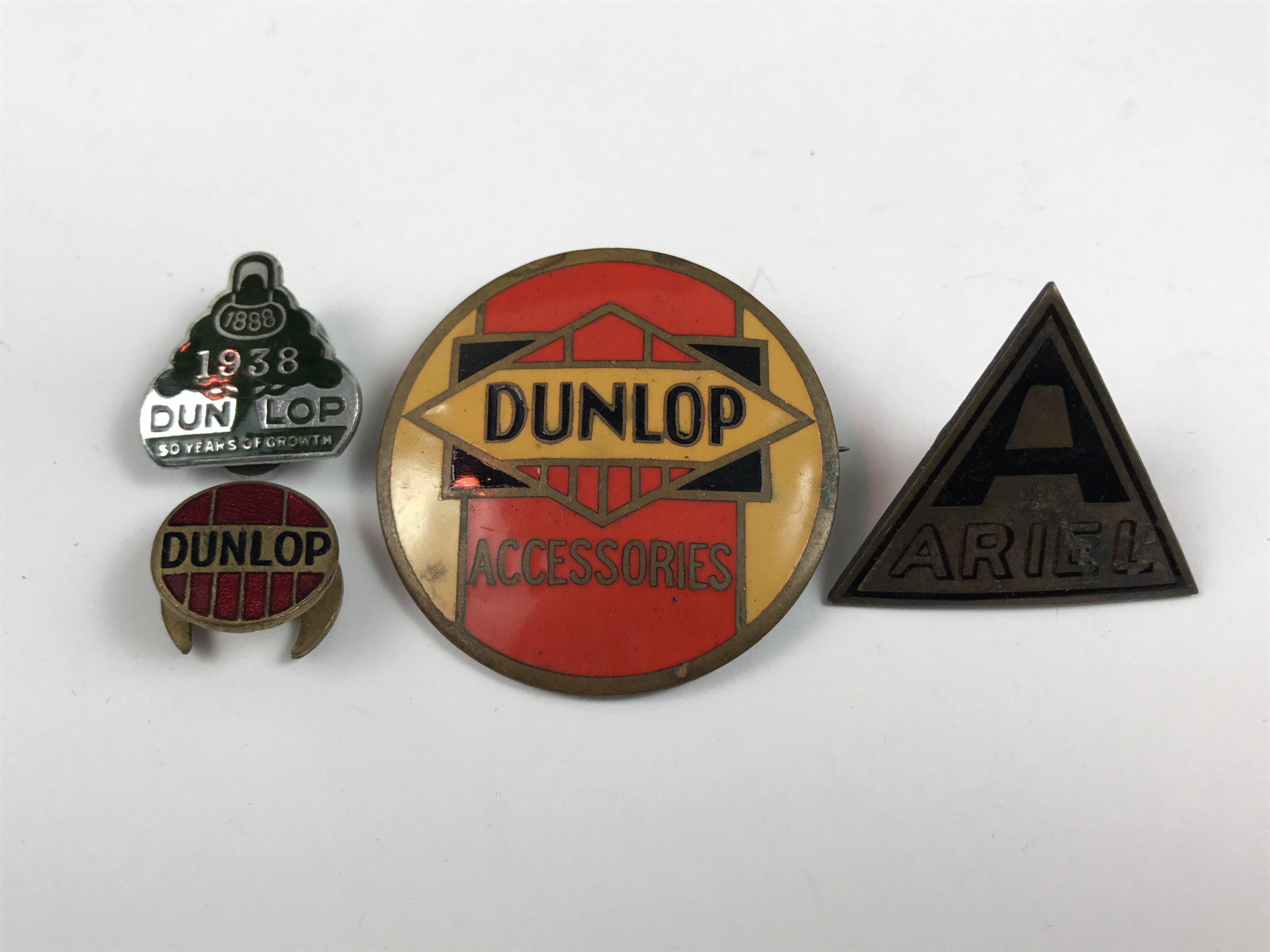 [Classic cars / motorcycles] Four various enamelled lapel badges, advertising Dunlop Tyres and Ariel