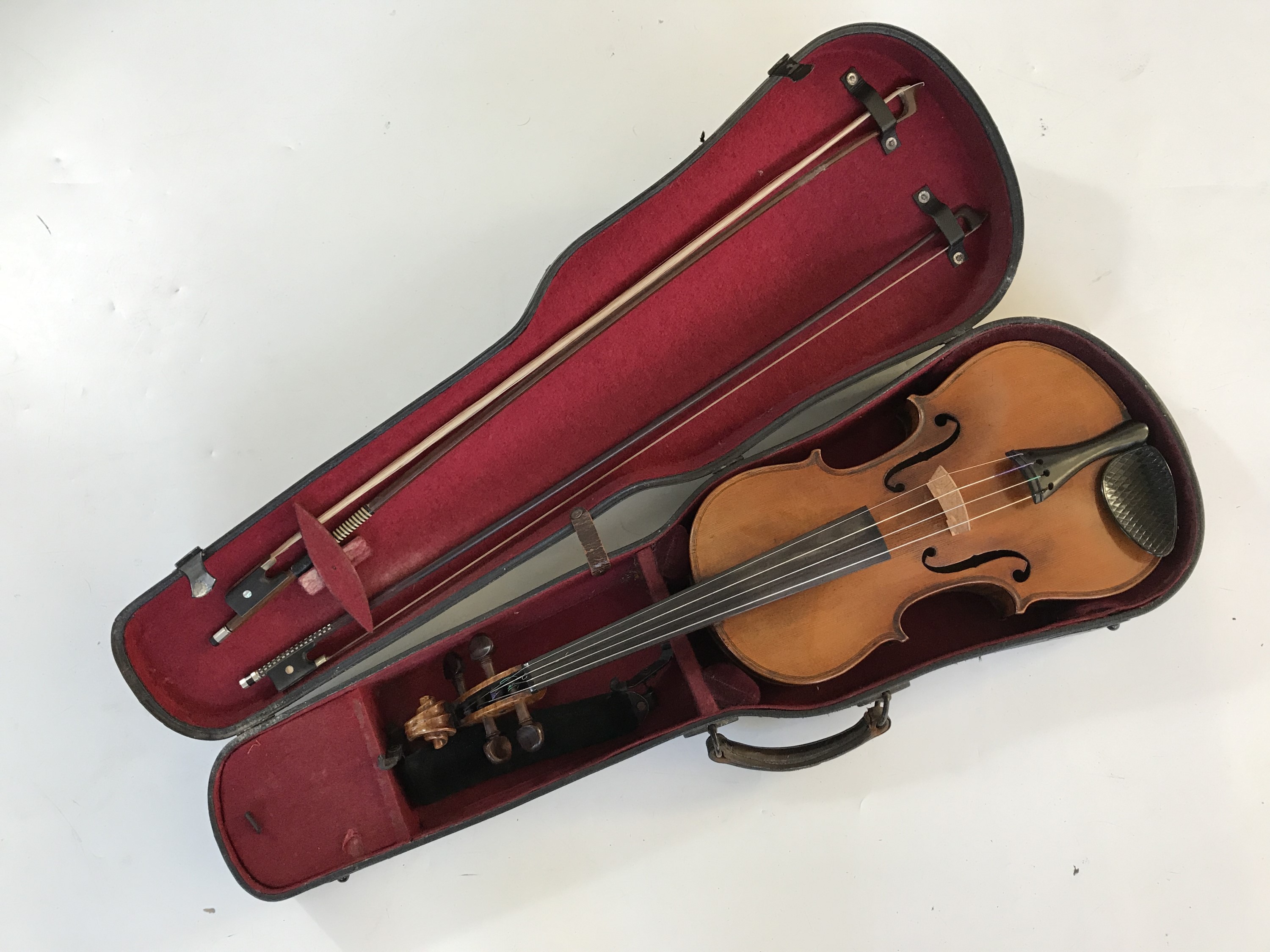 [Violin / viola] An early 20th Century viola, of finely figured timber and having rosewood pegs, the