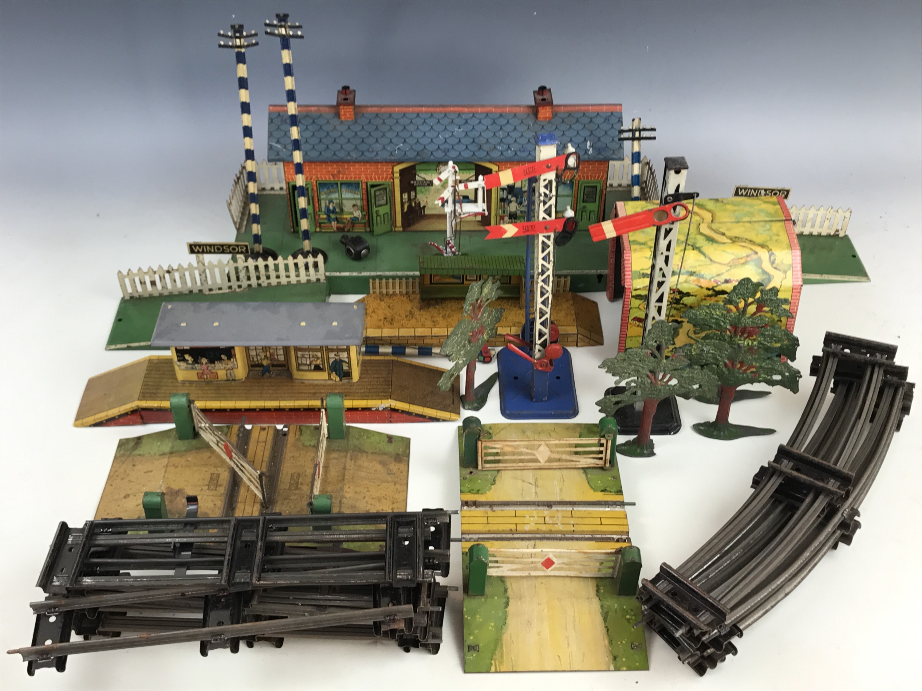 Hornby and other O Gauge railway tinplate platform accessories and track, including Windsor platform