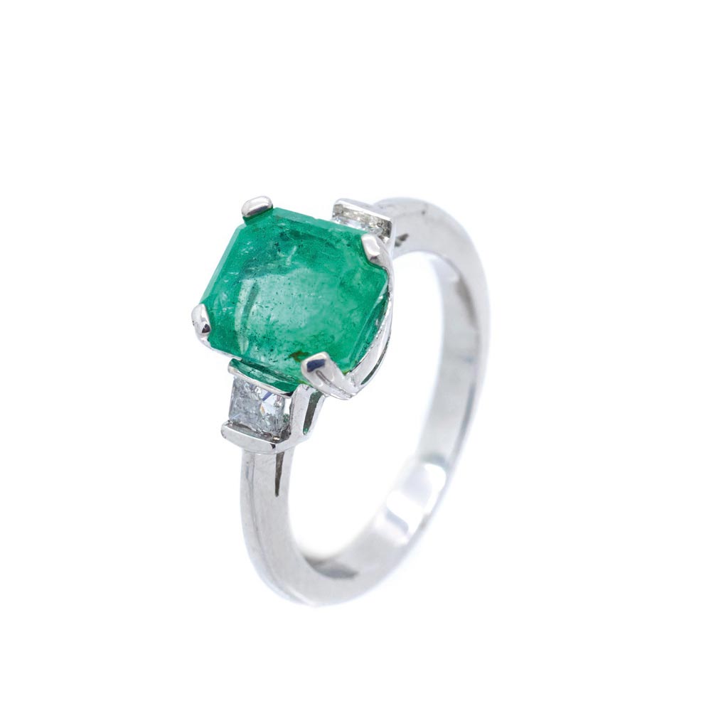 White gold, emerald and diamonds ring