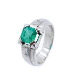 White gold, emerald and diamonds ring