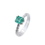 White gold, emerald and diamonds ring