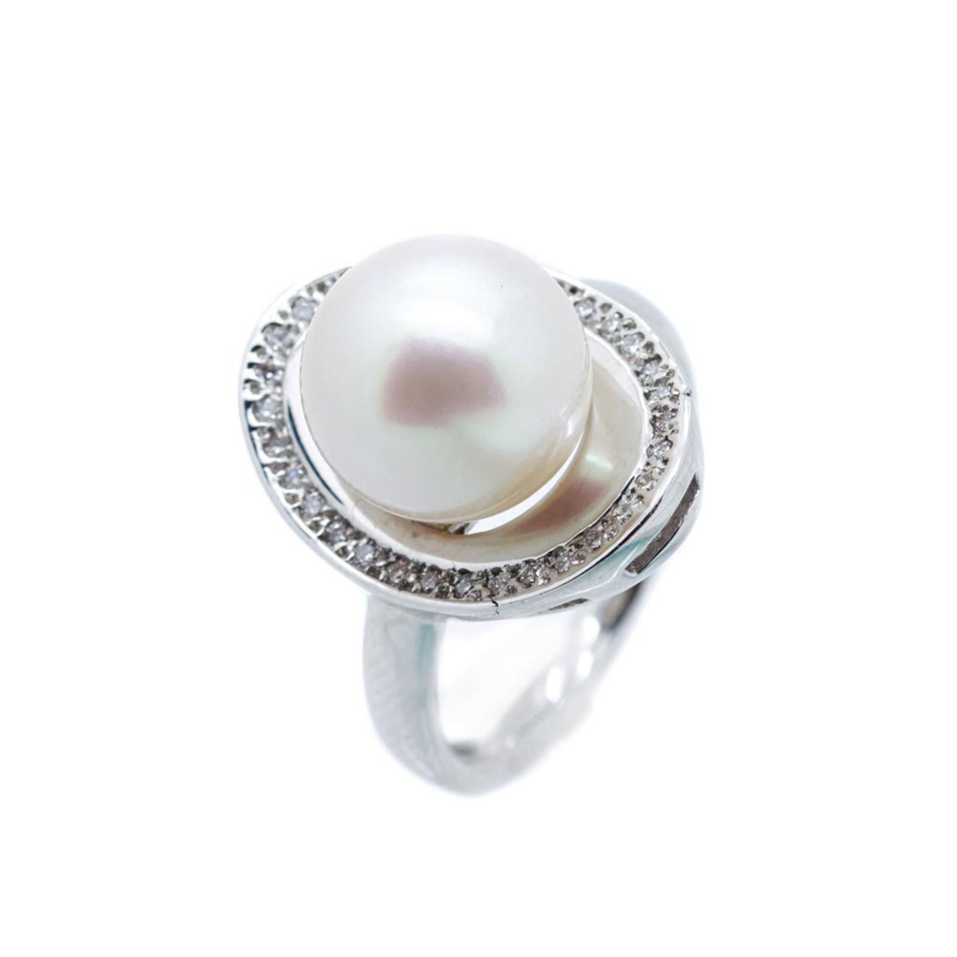 White gold, diamonds and cultured pearl ring