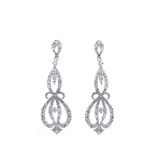 Pendientes largos en oro blanco con calado de diamantes talla brillante. Peso diamantes: 0,25 ct.