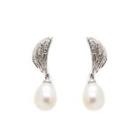 White gold, diamonds and pearl earrings