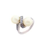 White gold, cultured pearls and diamonds ring