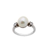 White gold, cultured pearl and diamonds ring