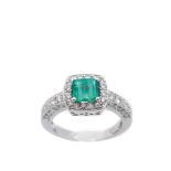 White gold, emerald and diamonds ring