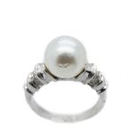 White gold, cultured pearl and diamonds ring