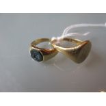 18ct Gold signet ring together with a similar smaller signet ring set agate