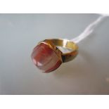 18ct Yellow gold agate set ring