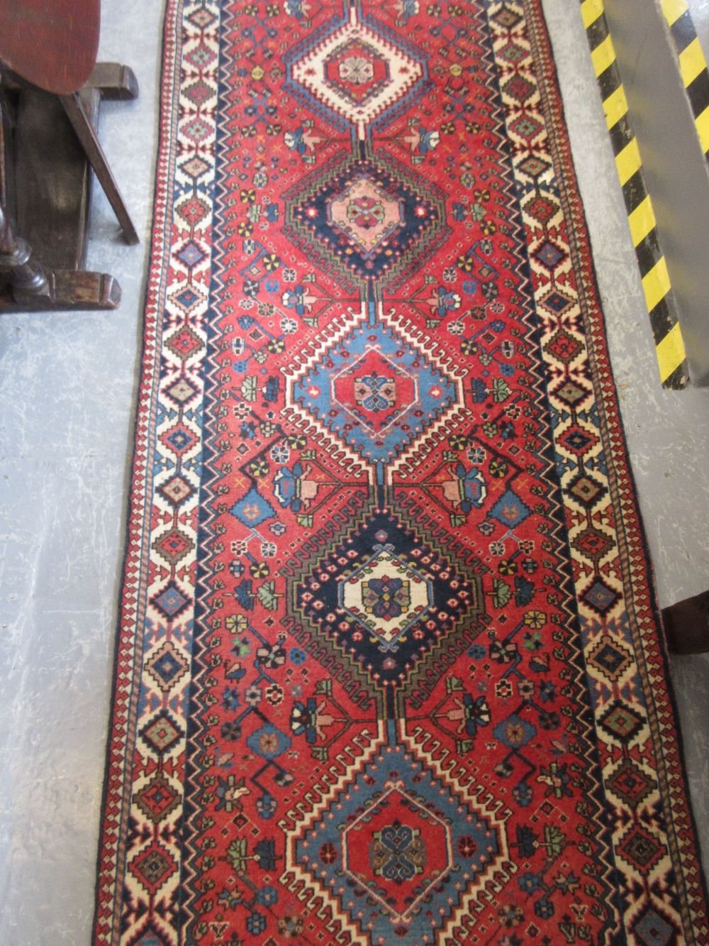 Indo Persian runner with repeating hooked medallion design on a red ground with borders, - Bild 5 aus 7